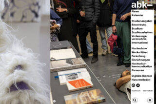 Eine Gruppe von Menschen steht und beobachtet, wie eine Person auf dem Boden neben Tischen mit Büchern bei einer Indoor-Veranstaltung liegt; das Navigationsmenü bedeckt die rechte Seite des Bildes.