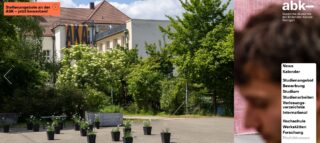 Reihen von Topfpflanzen sind auf einem Gehweg in der Nähe von Wohngebäuden angeordnet; im Vordergrund rechts erscheint eine unscharfe Person.