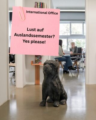 Ein rosa Schild mit der Aufschrift 