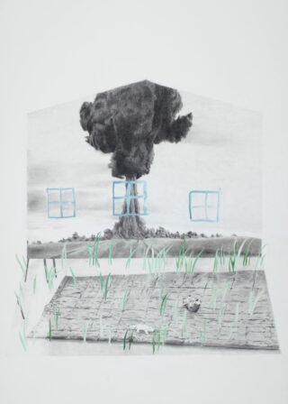 Eine Schwarz-Weiß-Zeichnung zeigt einen Baum vor einem Gebäude mit drei blauen Fenstern; grünes Gras und ein runder Gegenstand befinden sich auf dem gefliesten Boden im Vordergrund.