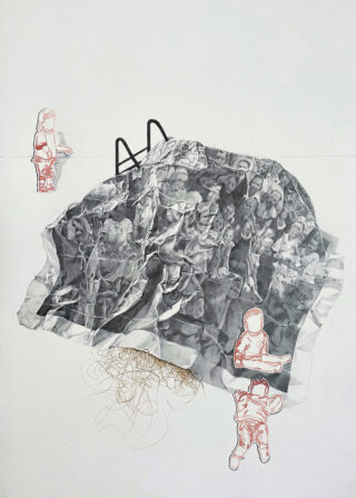 Ein zerknittertes Schwarz-Weiß-Foto mit einer Menschenmenge wird von vier skizzierten Kinderfiguren und gekritzelten Linien auf weißem Hintergrund überlagert.