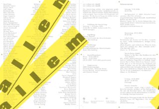 Ausstellungsplakat mit weißem Hintergrund, überlagertem gelben Diagonaltext mit der Aufschrift 