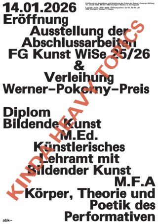 Ein fetter schwarzer Text kündigt die Ausstellung und die Preisverleihung zum Kunstabschluss 2026 an, mit Details zur Veranstaltung, überlagert von 