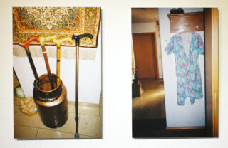Zwei gerahmte Fotos: Eines zeigt vier Stöcke in einem Behälter unter einem dekorativen Teppich, das andere ein Blumenkleid, das an einem Wandhaken in einem Flur hängt.