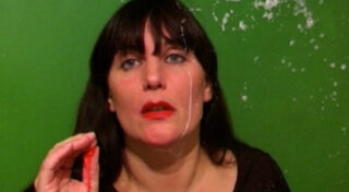 Eine Frau mit rotem Lippenstift im Gesicht.