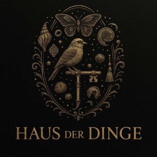 Eine goldene Illustration eines Vogels auf einem Schlüssel, umgeben von einem Schmetterling, Muscheln und verschiedenen Gegenständen, mit dem Text 