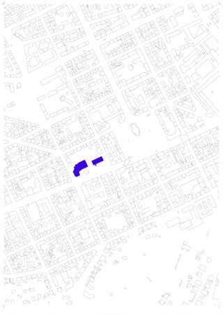 Schwarz-weißer Stadtplan mit Gebäudeumrissen; mehrere benachbarte Gebäude in der Nähe des Zentrums sind blau hervorgehoben.