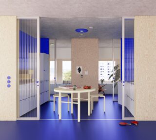 Ein moderner Raum mit blauem Bodenbelag, einem runden Tisch mit zwei Pizzen und Obst, Glasschiebetüren, Schränken, Fensterblick und einem Tischtennisschläger und -ball auf dem Boden.