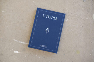 Ein blaues Hardcover-Buch mit dem Titel 