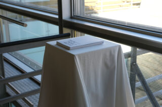 Ein geschlossenes Buch mit der Aufschrift 