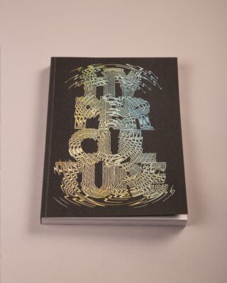 Ein geschlossenes schwarzes Buch mit einem holografischen, verzerrten Text auf dem Einband, der 