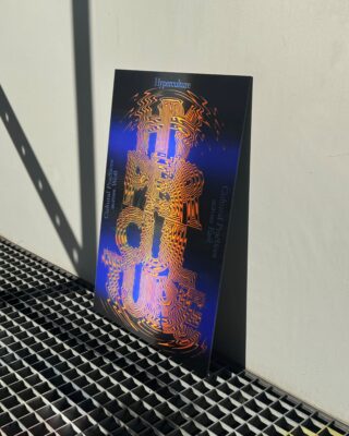 Ein Plakat mit der abstrakten orange-blauen Aufschrift 