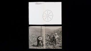 Ein aufgeschlagenes Buch; die obere Seite zeigt ein geometrisches Diagramm, die untere Seite ein Schwarz-Weiß-Foto von Menschen, die im Freien mit Maschinen in einer ländlichen Landschaft arbeiten.