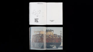 Es werden zwei aufgeschlagene Bücher gezeigt; das obere Buch zeigt minimalen Text mit 