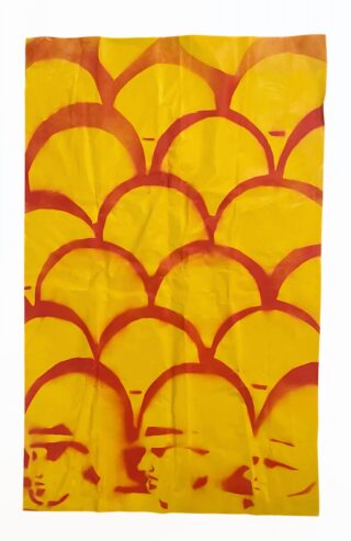 Ein gelbes Plakat mit einem sich wiederholenden roten Schablonenmuster kahler menschlicher Köpfe im Profil, die sich reihenweise auf der Oberfläche überlappen.