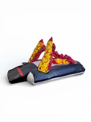 Ein aufblasbares Floß in Form eines Fisches mit drei aufrechten gelben und roten Flossen vor einem schlichten weißen Hintergrund.