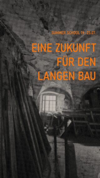 Schwarz-Weiß-Foto eines gewölbten Innenraums mit dem Text in orangefarbenen deutschen Buchstaben 