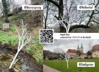 An drei verschiedenen Standorten ist jeweils eine weiße künstliche Baumskulptur in natürlicher Umgebung zu sehen, mit den Standort-Tags @Murrursprung, @Wolkenhof und @Stadtgarten sowie einem QR-Code und einer Textbeschreibung in der Mitte.