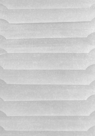 Nahaufnahme einer Reihe gleichmäßig verteilter, horizontaler, strukturierter weißer oder grauer Rillen oder Lamellen mit abgerundeten Kanten, die ein sich wiederholendes Muster bilden.