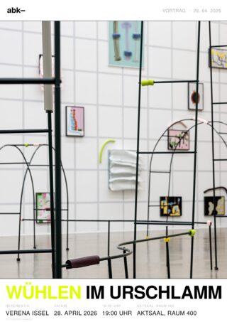 Metallstangen bilden abstrakte Strukturen in einem Galerieraum mit gerahmten Kunstwerken an einer gitterförmigen Wand; Veranstaltungshinweise werden unten angezeigt.