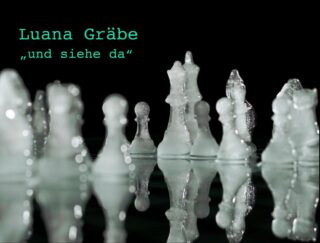 Transluzente Schachfiguren aus Eis sind auf einer spiegelnden Oberfläche mit dem Text 