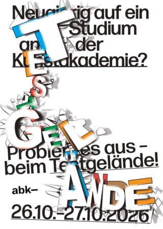 Plakat mit fettgedrucktem deutschen Text, der zum Studium an einer Kunstakademie auffordert, mit bunten, sich überlappenden 3D-Buchstaben, die 