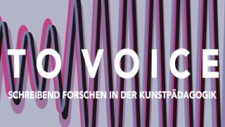 Weißer Text „TO VOICE SCHREIBEND FORSCHEN IN DER KUNSTPÄDAGOGIK“ vor einem Hintergrund aus stilisierten, sich überlappenden Schallwellen in Schwarz, Violett und Rosa.
