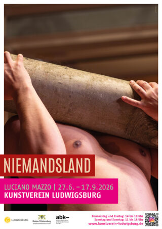 Eine Person mit nacktem Oberkörper hebt einen großen zylindrischen Gegenstand hoch; der Text darunter wirbt für die Ausstellung „Niemandsland“ von Luciano Mazzo im Kunstverein Ludwigsburg, 27.6.–17.9.2026.