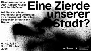 Schwarz-weißes Plakat mit Graffiti-Effekten zur Bewerbung von Veranstaltungen zum Thema kulturelles Gedächtnis mit dem Titel „Eine Zierde unserer Stadt?“, einschließlich Terminen im Juli und Oktober 2026 in Stuttgart.