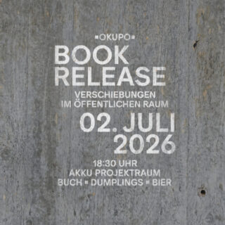 Eine Inschrift auf einer grauen Betonwand kündigt eine Buchvorstellung an, die am 2. Juli 2026 im AKKU Projektraum stattfindet und bei der es Bücher, Knödel und Bier geben wird.