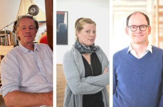 Drei Erwachsene posieren in verschiedenen Innenräumen für Fotos; der erste sitzt entspannt da, der zweite steht mit verschränkten Armen da, und der dritte steht lächelnd da, trägt eine Brille und einen Pullover.