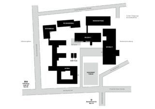 Schwarz-Weiß-Karte mit beschrifteten Gebäuden und Wegen auf einem Campus, einschließlich der Standorte von Bushaltestellen, Eingängen und des Weissenhof-Forums.