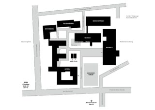 Schwarz-Weiß-Karte mit beschrifteten Gebäuden und Wegen auf einem Campus, einschließlich der Standorte von Bushaltestellen, Eingängen und des Weissenhof-Forums.