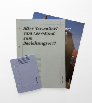 Auf einer weißen Fläche liegen drei Broschüren in deutscher Sprache gestapelt. Auf dem Einband der obersten Broschüre steht in fetter schwarzer Schrift: „Alter Verwalter! Vom Leerstand zum Beziehungsort?“.