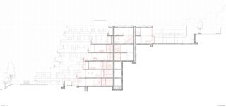 Architektonische Schnittzeichnung eines mehrstöckigen Gebäudes auf einem geneigten Grundstück, die die Raumaufteilung, die tragenden Elemente und die Umgebung mit Bäumen zeigt, dargestellt durch schwarze und rote Linien.