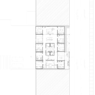 Architekturgrundriss, der einen zentralen Flur mit mehreren Räumen auf beiden Seiten, Eingangsbereiche sowie einen angrenzenden Außenparkplatz und einen Zugang zur Straße auf der rechten Seite zeigt.