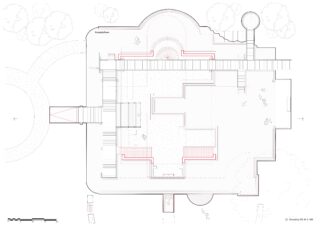 Architektonischer Grundriss eines Gebäudes mit detaillierter Innenraumaufteilung, Treppenhäusern, einem geschwungenen Eingangsbereich und den umgebenden Landschaftsgestaltungselementen.