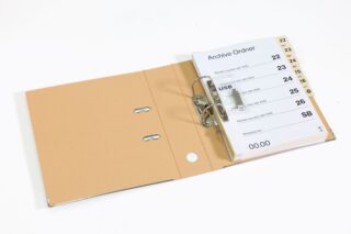 Ein brauner Ringordner liegt aufgeschlagen da, die beschrifteten Registerkarten sind zu sehen; darauf sind ordentlich sortierte Dokumente und ein USB-Stick vor weißem Hintergrund abgebildet.