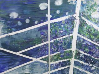Abstrakte Malerei mit sich kreuzenden weißen Linien, die blaue, grüne und violette Bereiche voneinander trennen, durchzogen von kreisförmigen Formen und floralen Mustern, die an Spiegelungen oder Unterwasserlandschaften erinnern.