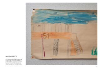 An einer Wand hängt eine Kinderzeichnung, auf der ein Gebäude mit der Aufschrift „51“, einer Treppe, blauem Himmel und Gras zu sehen ist.