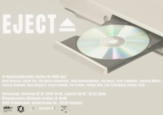 Ein offenes CD-Laufwerk, aus dem eine CD herausragt; der darüberliegende Text informiert über eine Kunstausstellung namens „EJECT“, bei der 14 studentische Künstler im AKKU Projektraum in Stuttgart im Juli 2026 ihre Werke präsentieren.