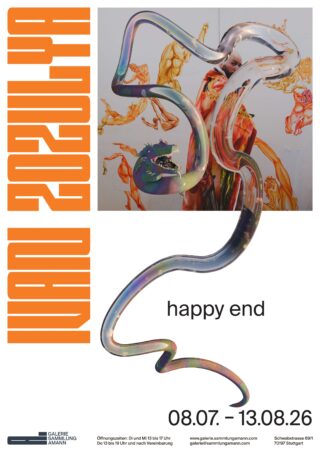 Poster mit abstrakter Kunst, überlagert von einer metallisch schimmernden, wellenförmigen Skulptur, einer Teilfigur im Hintergrund und dem Text: „Ivan Zigulich, Happy End, 08.07. – 13.08.26, Galerie Sammlung.“.