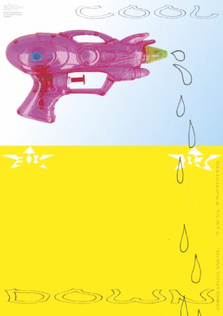Eine rosa Wasserpistole spritzt Comic-Wassertropfen nach unten; darüber steht „COOL“ und rechts davon verläuft vertikal der Schriftzug „DOWN“ auf blau-gelbem Hintergrund.