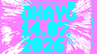 Auf dem Plakat mit auffälligem, blauem Sprechblasentext auf einem rosa-weißen, spritzigen Hintergrund steht „OHAYO 14.07.2026“, ergänzt durch deutschen Text und Veranstaltungsdetails oben und an den Seiten.