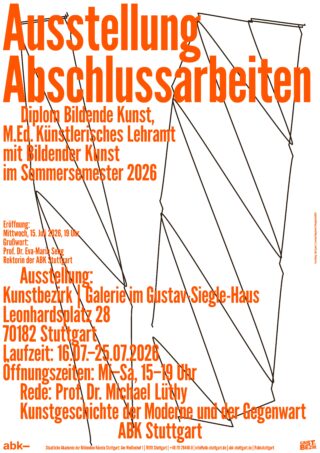 Plakat in deutscher Sprache mit fettgedrucktem orangefarbenem und schwarzem Text, das eine Abschlussausstellung des Kunststudiums an der ABK Stuttgart im Juli 2026 ankündigt, einschließlich Terminen, Veranstaltungsort und Veranstaltungsdetails auf weißem Hintergrund.