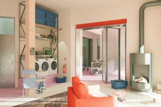 Waschküche mit Waschmaschine, Trockner und Regalen; orangefarbenes Sofa, Holzofen, blaue und Kunststoffbehälter, Feuerlöscher, Teppich, Fußball und ein Klappstuhl in einem hellen Raum mit Schiebetüren.
