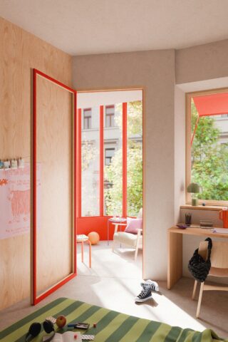 Ein helles Schlafzimmer mit einem Bett, einem Schreibtisch und einer offenen Tür, die zu einer sonnigen Sitzecke führt. Auf dem Boden und den Möbeln liegen Schuhe, eine Tasche und verstreute Gegenstände.