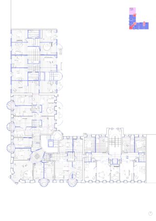 Architekturgrundriss mit mehreren Räumen, Fluren und Treppenhäusern; ein kleiner farbiger Ausschnitt hebt einen bestimmten Bereich in der oberen rechten Ecke hervor.
