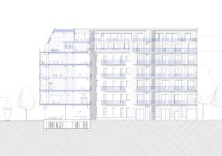Architektonischer Querschnitt eines mehrstöckigen Wohngebäudes, der die Raumaufteilung, Balkone und bauliche Details zeigt; auf der linken Seite ist eine Straßenbahn zu sehen.