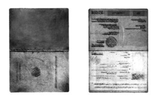 Zwei nebeneinander angeordnete Ausweise: Der eine ist geschlossen und zeigt die Vorderseite, der andere ist geöffnet und zeigt teilweise verdeckten Text sowie ein Fotofeld.